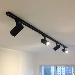 Luminaria de riel adosada a techo