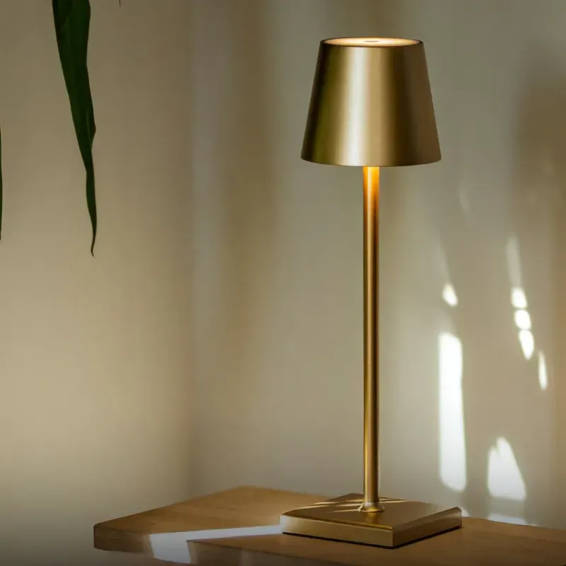 Luminaria táctil recargable dorada