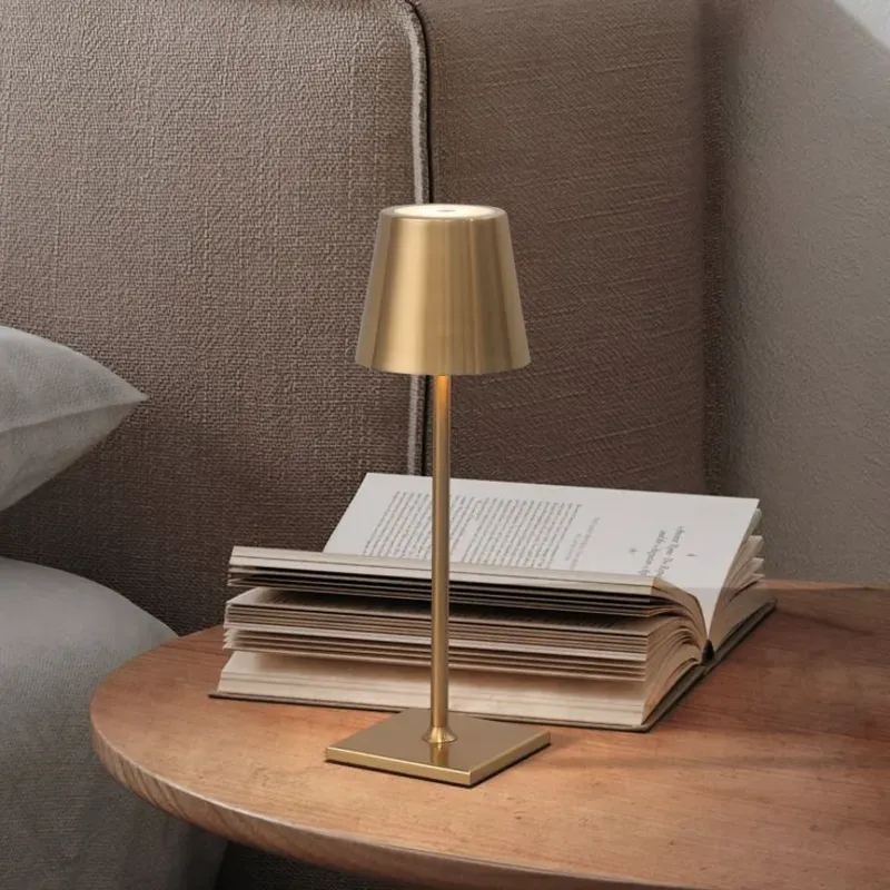 Luminaria táctil recargable dorada