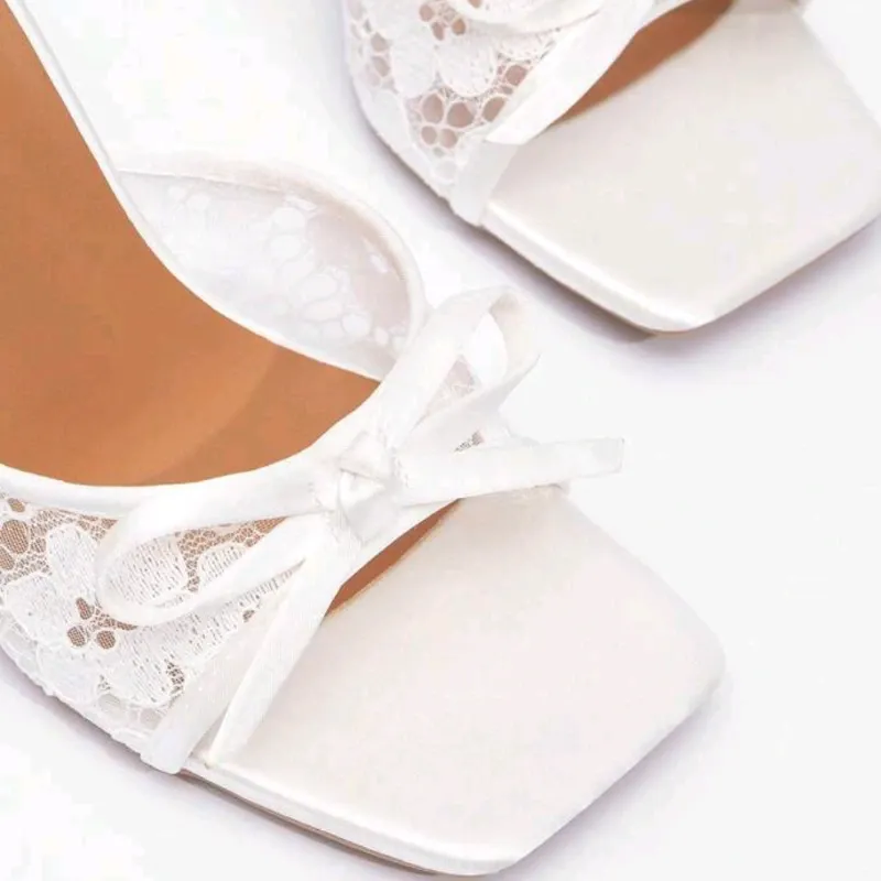 Sandalias de tacón alto en blancas