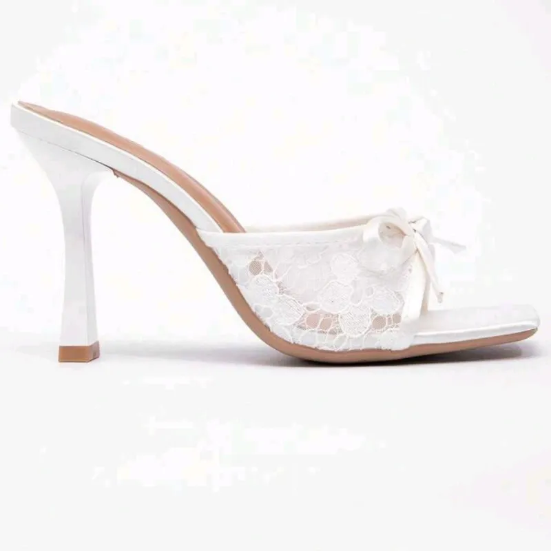 Sandalias de tacón alto en blancas