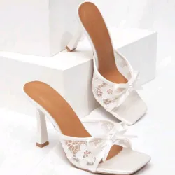 Sandalias de tacón alto en blancas