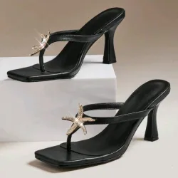 SHUZIA Sandalias de tacón con tira en el dedo cómoda y minimalista para mujer con adorno metálico