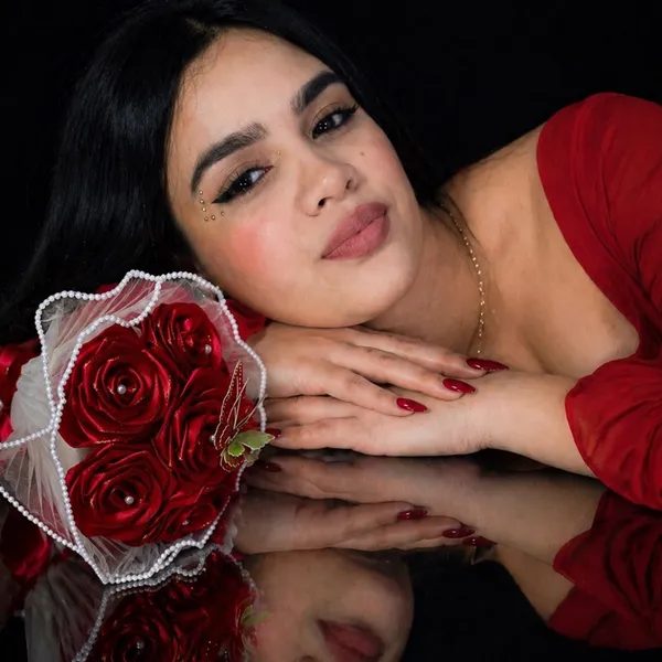 🌹 Rosas Eternas es un emprendimiento dedicado a crear detalles únicos que transforman emociones en recuerdos inolvidables. Cada una de nuestras rosas está elaborada cuidadosamente a mano, con dedicación, amor y atención a cada detalle, logrando flores que conservan su belleza y simbolizan sentimientos que perduran en el tiempo.
Nos especializamos en arreglos personalizados para sorprender en cumpleaños, aniversarios, bodas, quinceañeros, graduaciones y cualquier ocasión especial. Más que un regalo, ofrecemos una forma elegante de expresar amor, gratitud, admiración y cariño a las personas que más importan.
Nuestro compromiso es crear piezas exclusivas que transmitan emociones auténticas y conviertan cada momento en un recuerdo eterno.