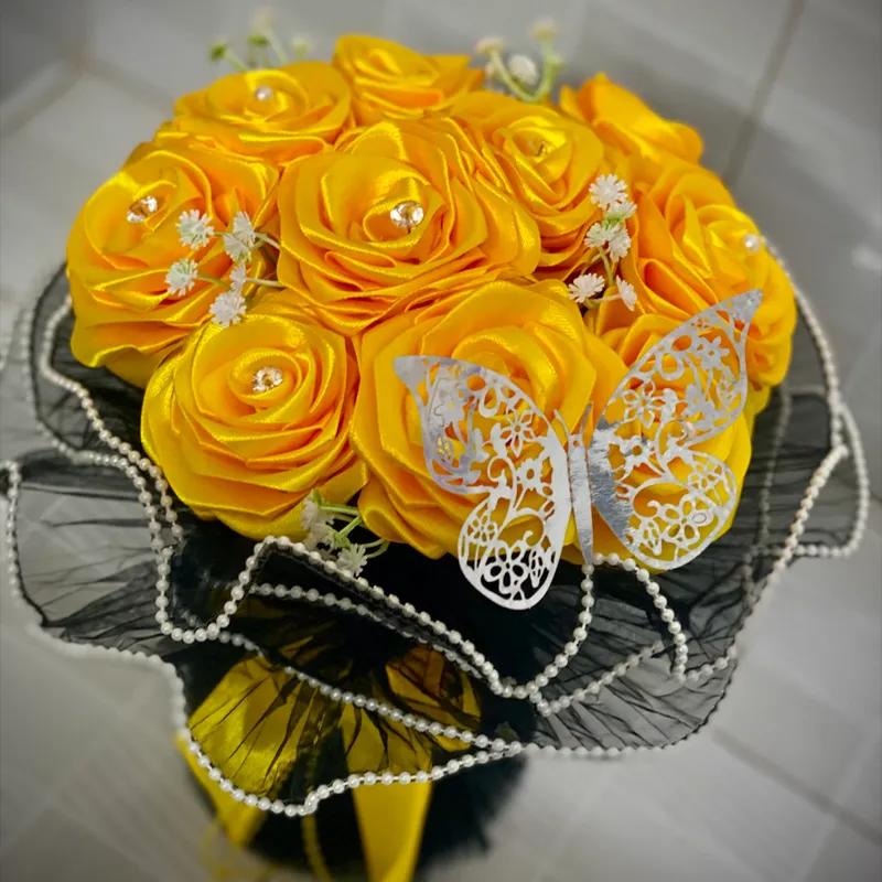 Ramo de 10 rosas 🌹 eternas forrado de maya de bordes de perlas
