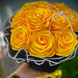 Ramo de 12 rosas 🌹 eternas forrado de maya de bordes de perlas
