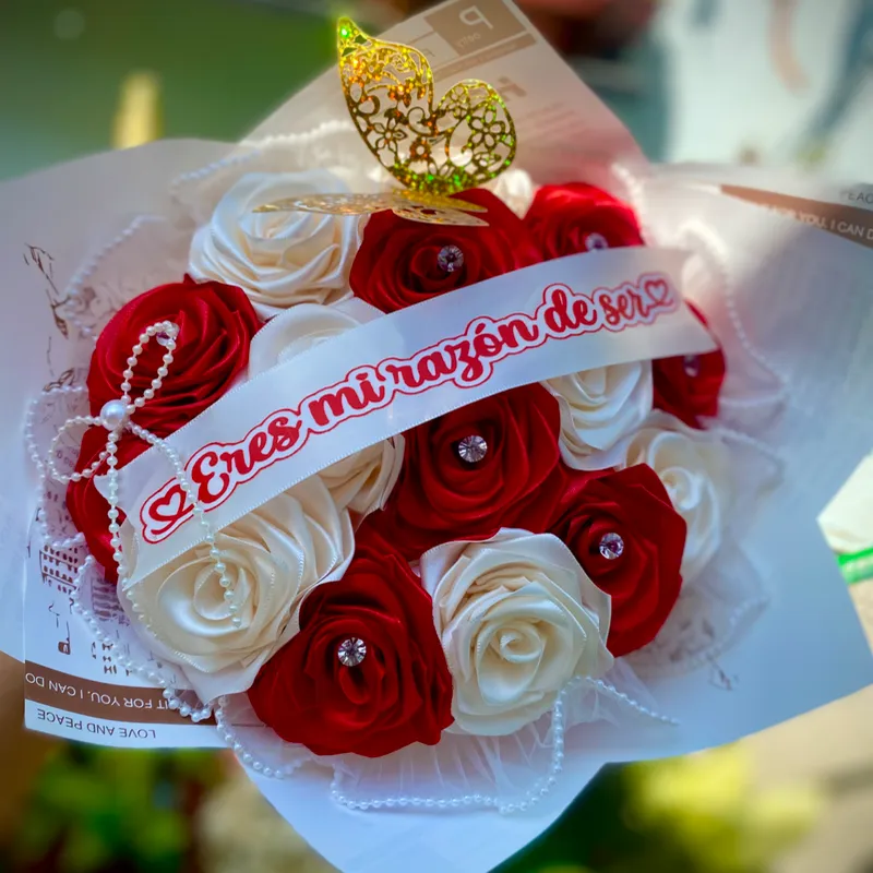 Ramo de 16 rosas 🌹 eternas forrado de papel coreano y maya de bordes de perlas
