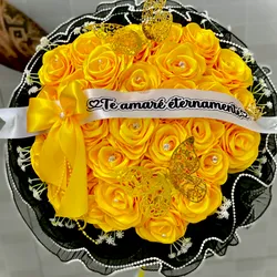 Ramo de 30 rosas 🌹 eternas forrado de maya con bordes de perlas