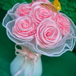 Ramo de 6 rosas 🌹 eternas forrado con maya de bordes de perlas