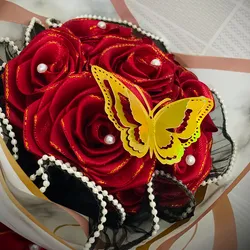 Ramo de 6 rosas eternas forrado con maya de bordes de perlas y papel coreano