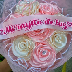 Ramo de 8 rosas eternas forrado de maya de bordes de perla y papel coreano
