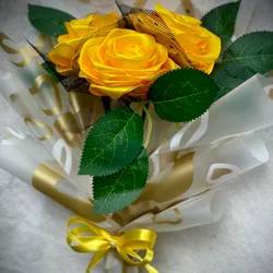 Ramo de tres rosas eternas con hojitas artificiales