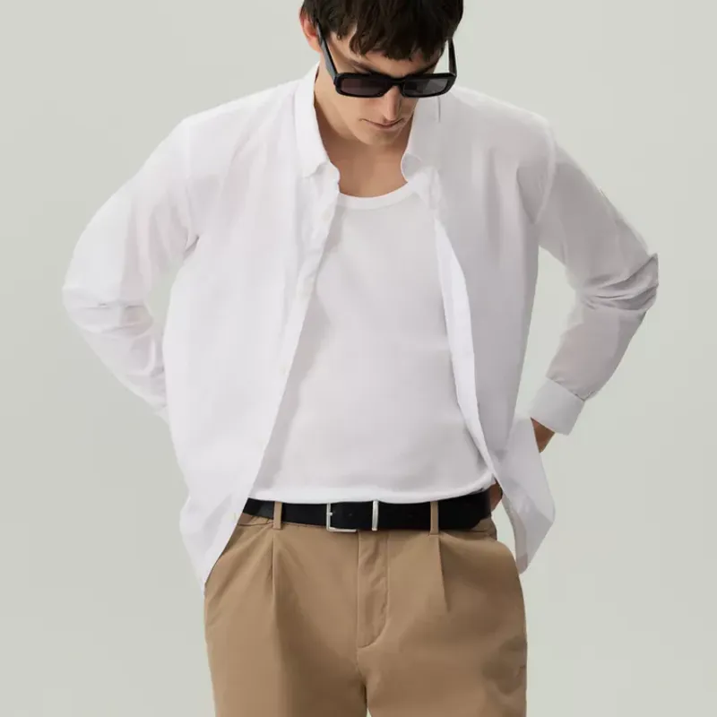 Camisa blanca con cuello 