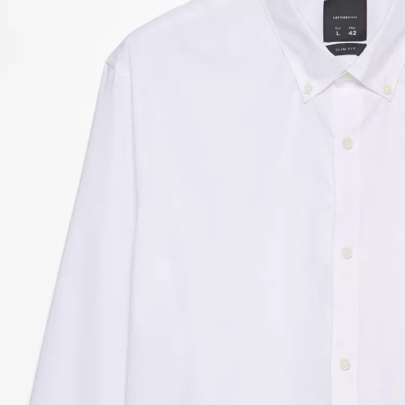 Camisa blanca con cuello 