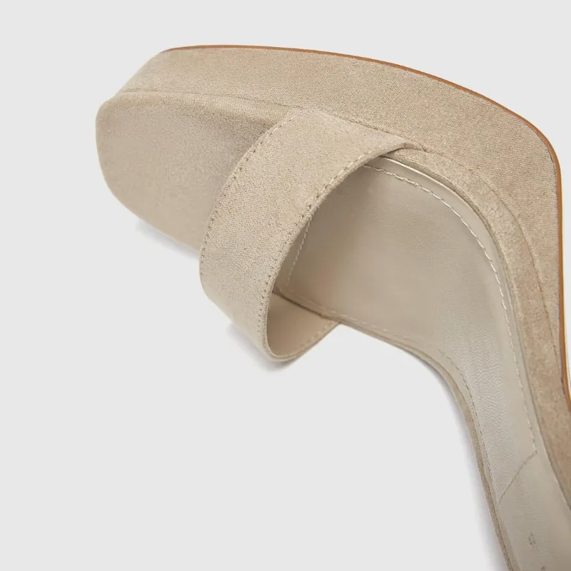 Sandalias beige de tacón cuadrado