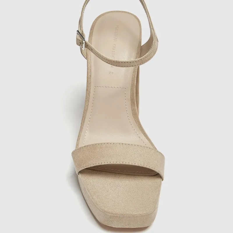 Sandalias beige de tacón cuadrado