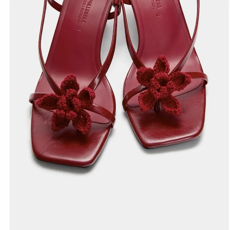 Sandalias de tacón bajo con flor Pull&Bear