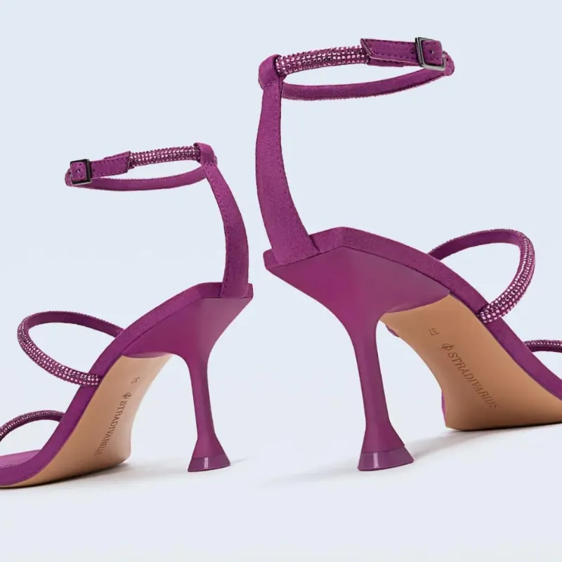 Sandalias moradas de tacón con brillos