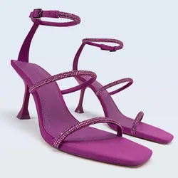 Sandalias moradas de tacón con brillos