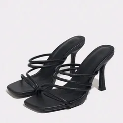 Tacones con tiras , descalzados