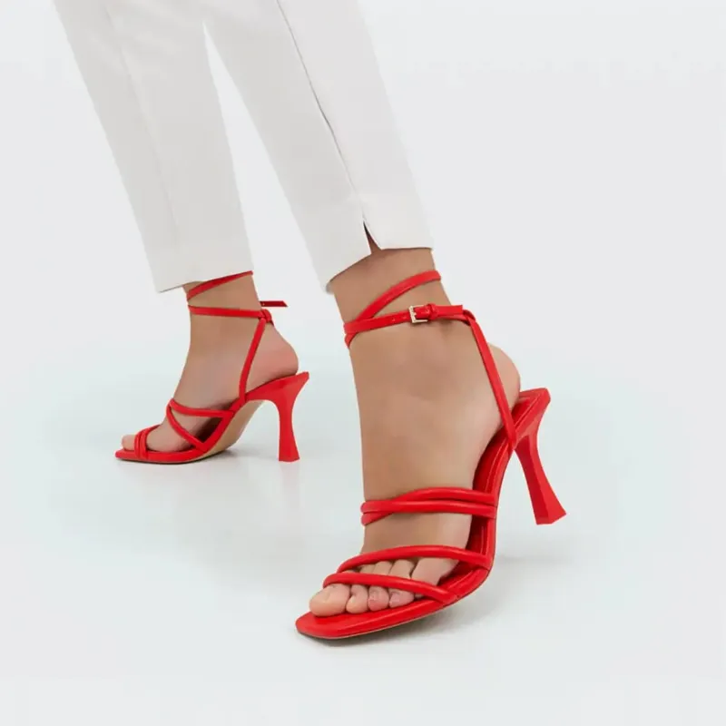 Tacones rojo tomate