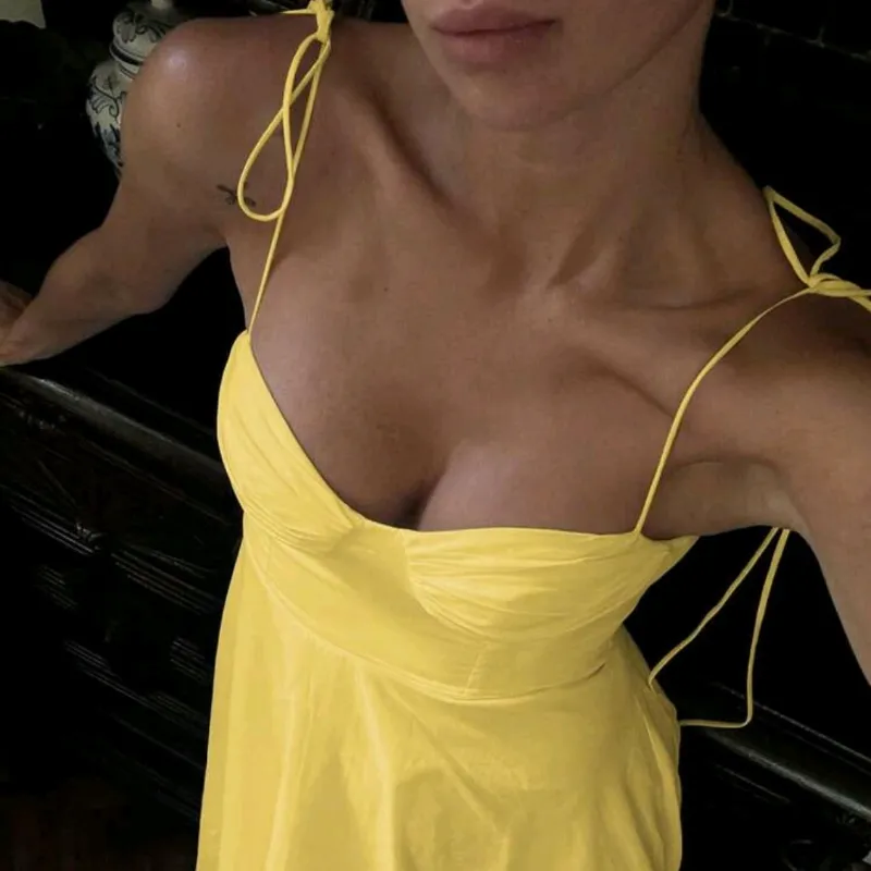 Vestido amarillo con lazos.