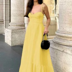 Vestido amarillo con lazos.