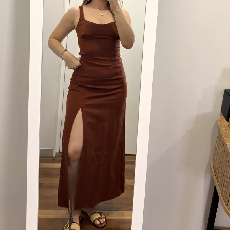 Vestido chocolate con abertura Zara