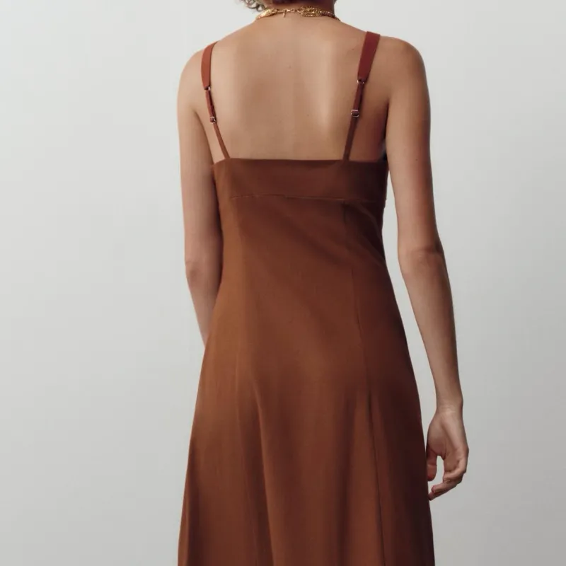 Vestido chocolate con apertura Zara