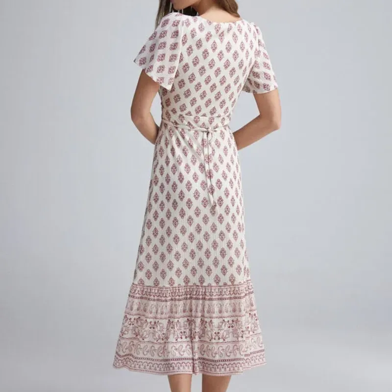 Vestido con detalles rojos 