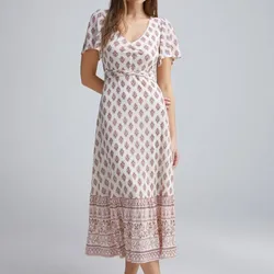 Vestido con detalles rojos 