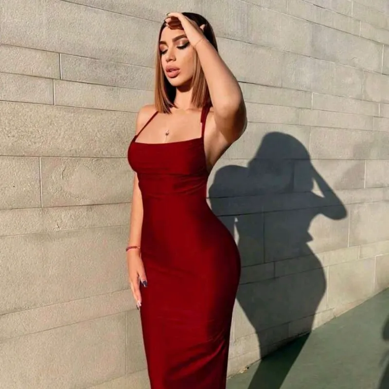 Vestido rojo con escote y lazos