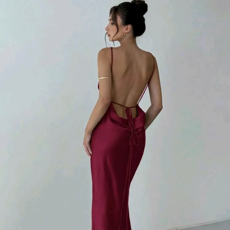 Vestido rojo satinado con escote