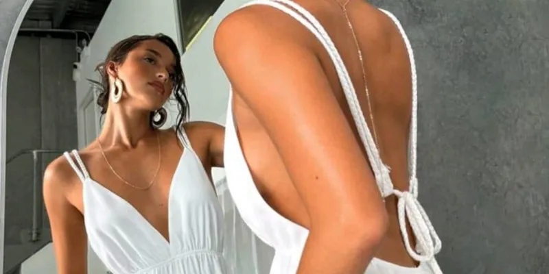 Vestido semitransparente con escote 