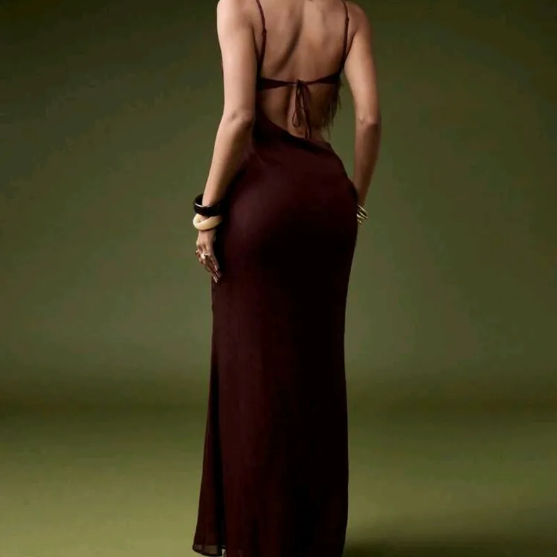 Vestido sexy con flor dorada