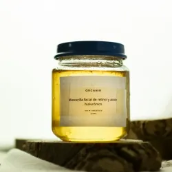 Mascarilla facial de retinol y ácido hialurónico