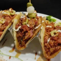TACOS TRIPLE K: ATÚN, POLLO Y CERDO ASADO.