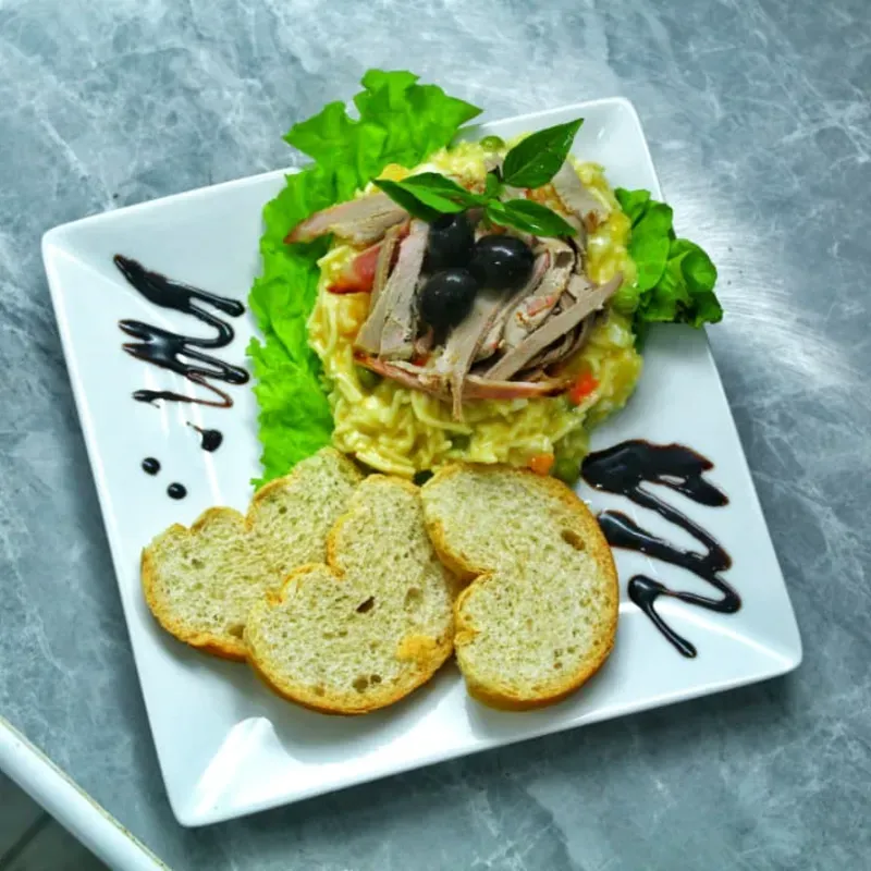 ENSALADA FRÍA DE POLLO 