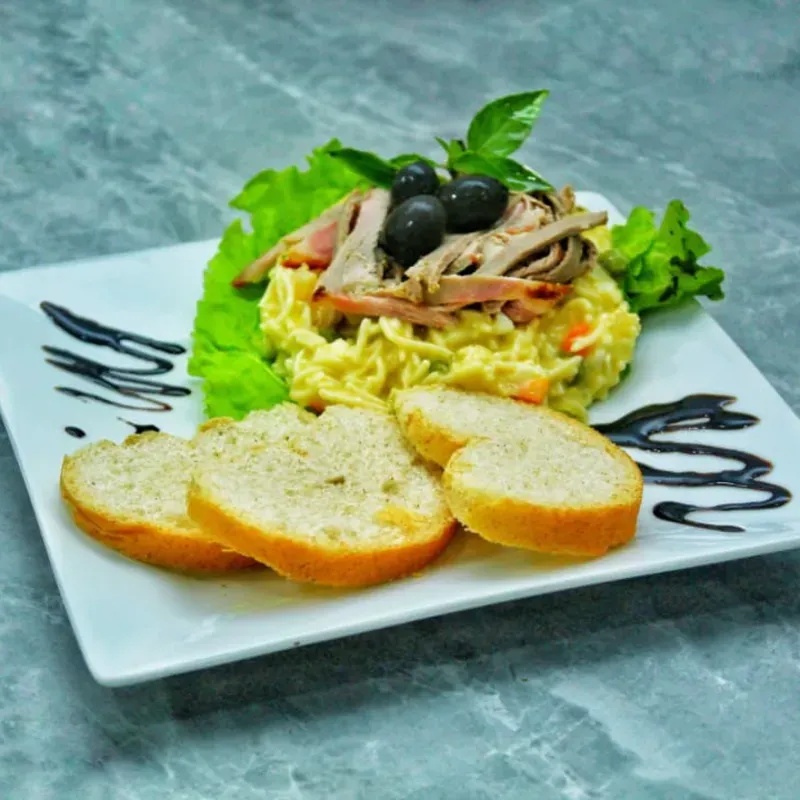 ENSALADA FRÍA DE POLLO 