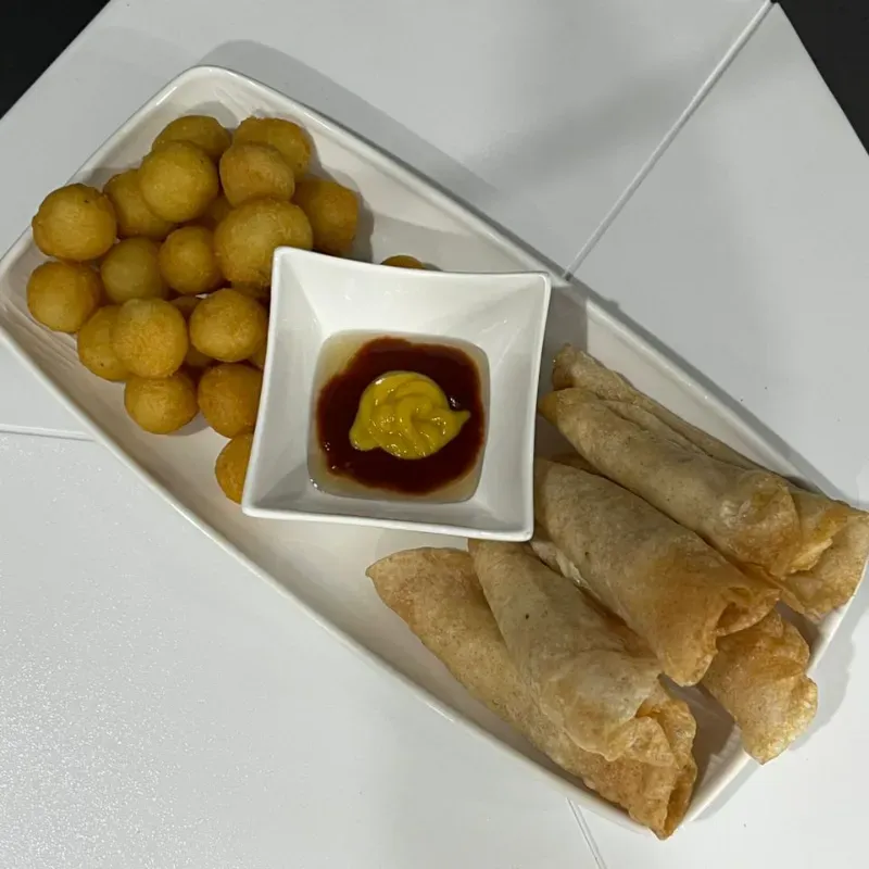 FLOR CROCANTE CON JAMÓN, QUESO Y CERDO ASADO 