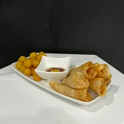 FLOR CROCANTE CON JAMÓN, QUESO Y CERDO ASADO 