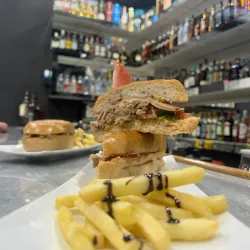 SANDWICH DE JAMÓN Y QUESO 