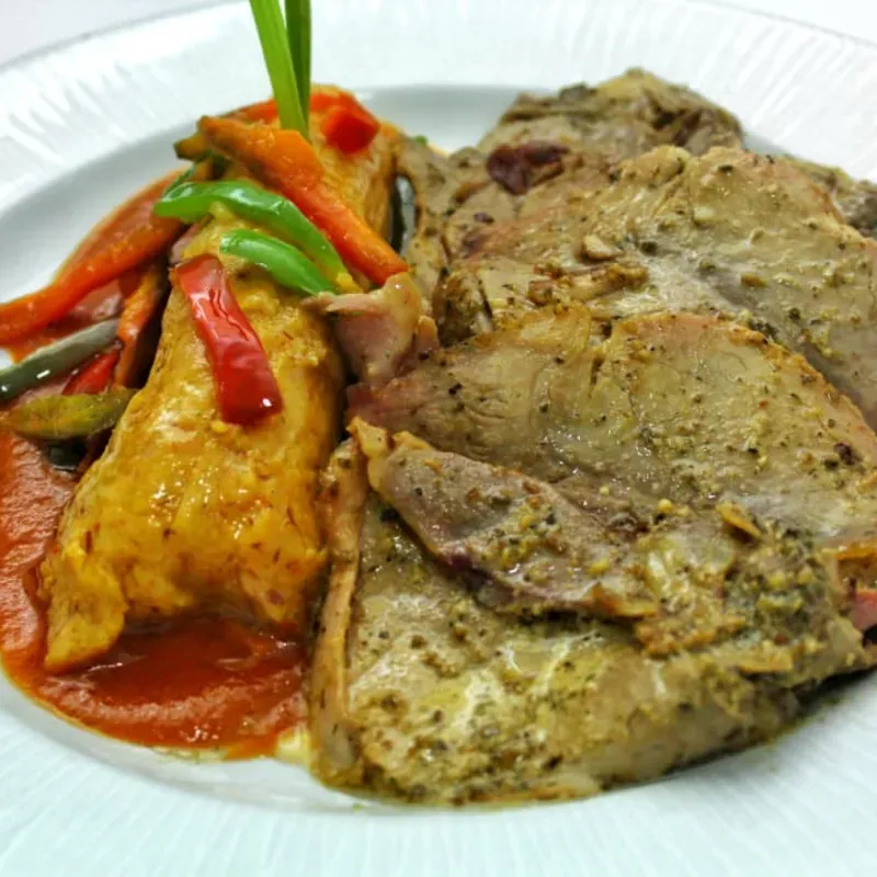 PIERNA ASADA AL CARBÓN CON TAMAL