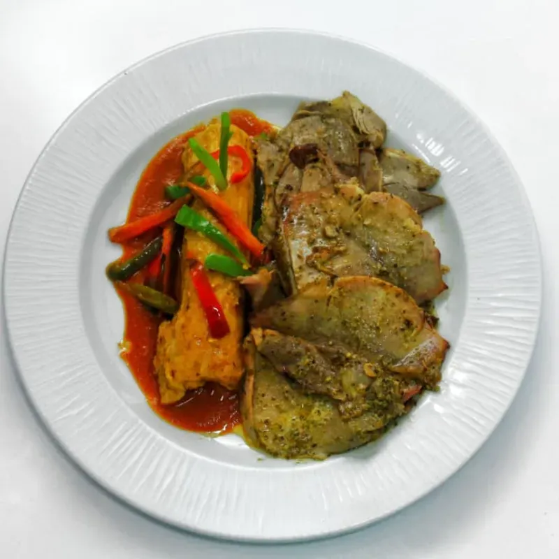 PIERNA ASADA AL CARBÓN CON TAMAL