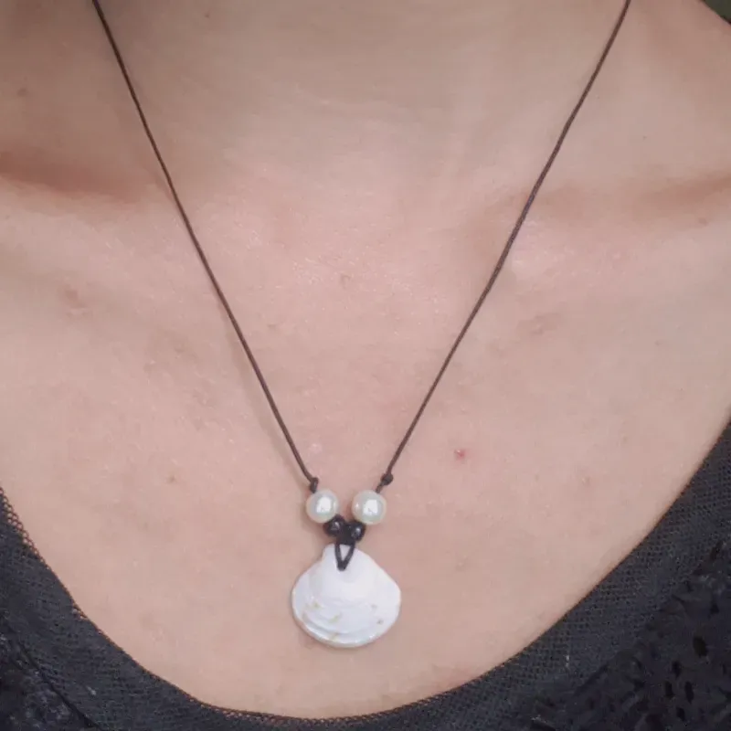 Collar de caracolas naturales sencillo