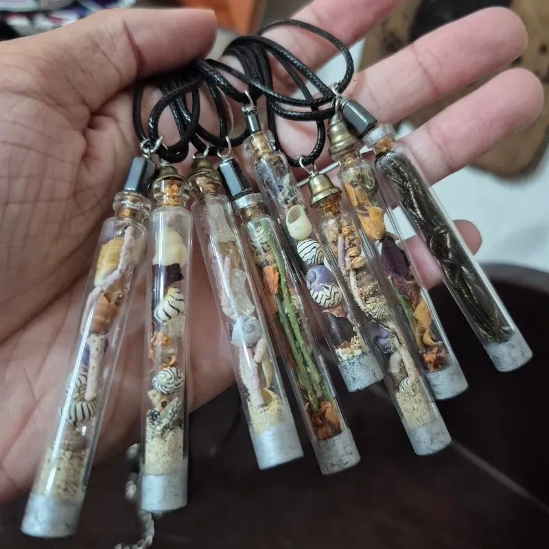 Collares con frasquitos marinos