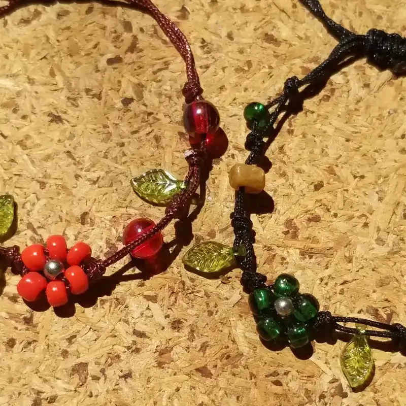 Pulseras de flores y hojas