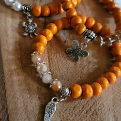 Pulseras perlas y madera