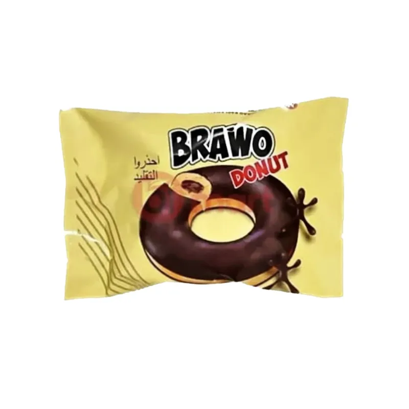 Donut Brawo cubierta con glaseado de chocolate.