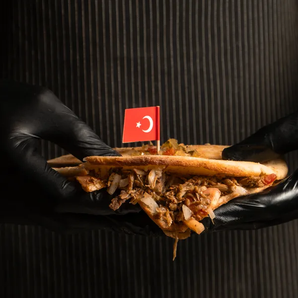 Sabores de Estambul en el corazón de La Habana.
Disfruta auténtica comida turca preparada al momento: especias tradicionales, recetas caseras y una experiencia que te transporta directo al Bósforo. Calidad, sabor y calor de hogar… así se vive Turquía aquí.